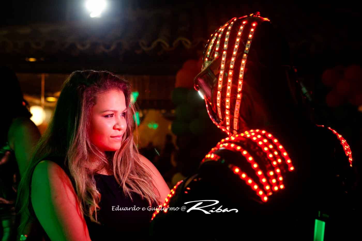 Close dos LEDs do RoboLED ao lado de criança