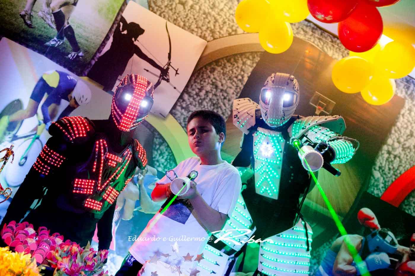 Criança com bastão de luz entre dois RoboLED
