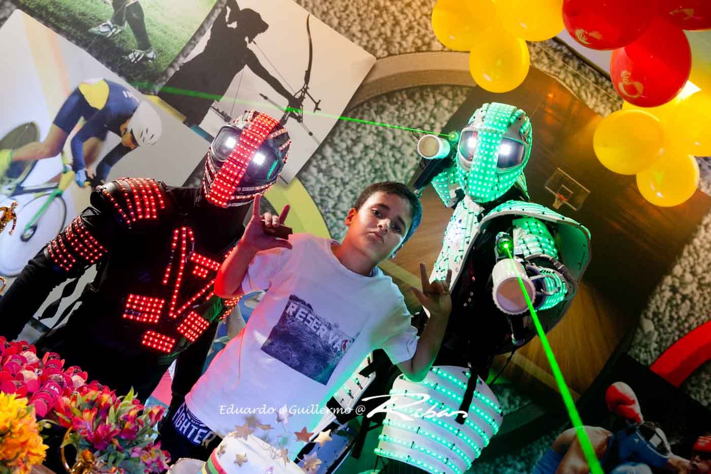 Criança animada durante apresentação do RoboLED