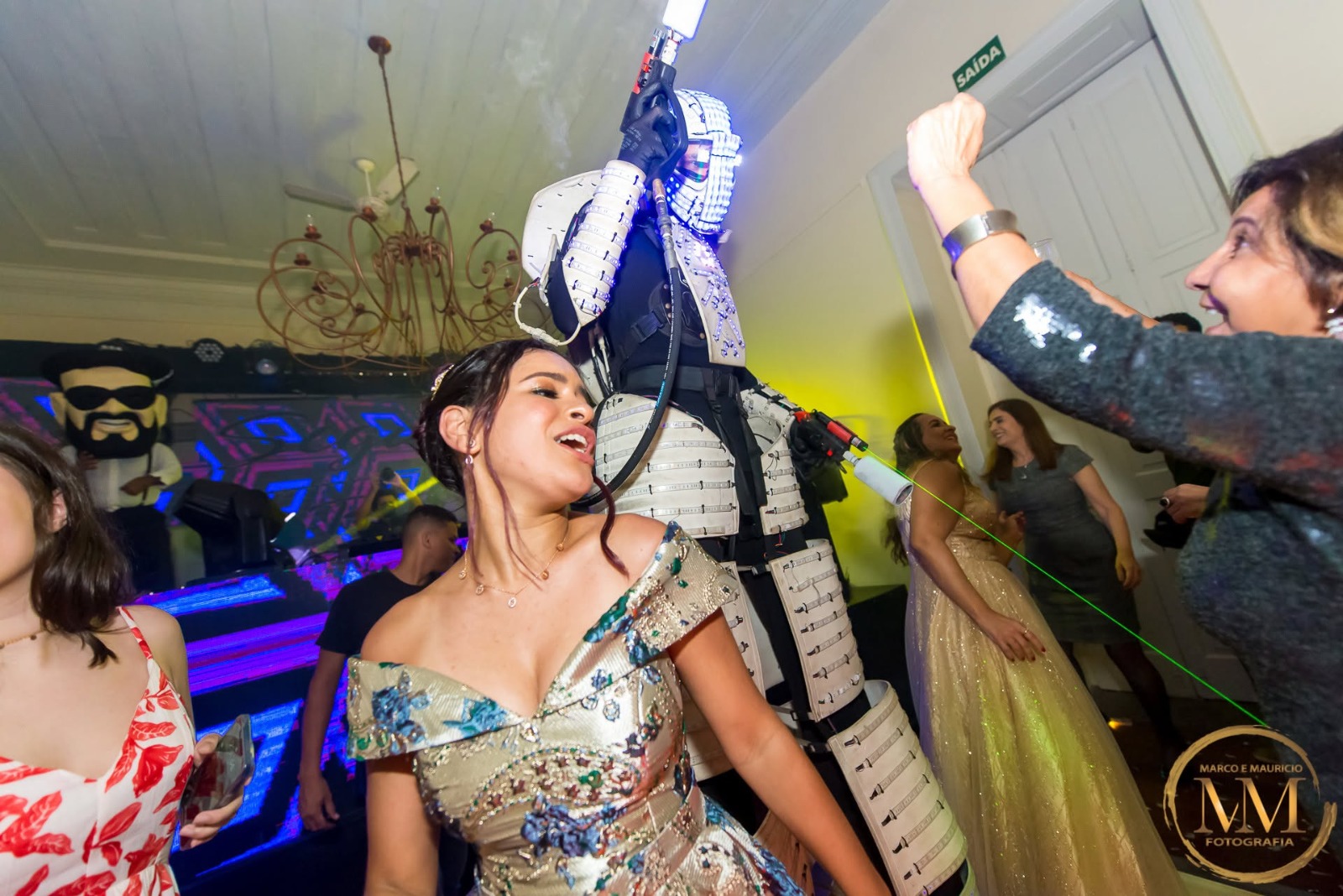 RoboLED Original com debutante na pista de dança